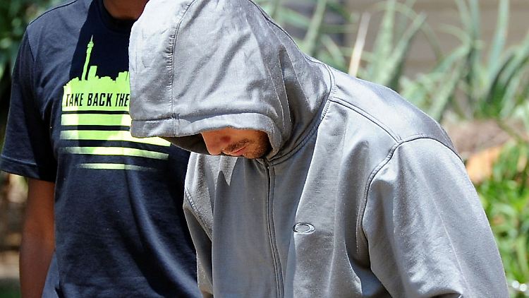 Oscar Pistorius wird aus seinem Haus in Pretoria abgeführt.