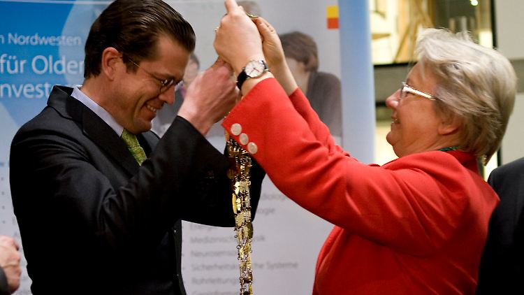 Sie sind die prominentensten Polititker, die ihre Doktortitel wegen Plagiaten verloren: Karl-Theodor zu Guttenberg und Annette Schavan.