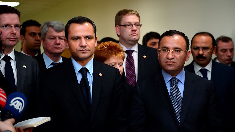 Sebastian Edathy und Bekir Bozdag mit Delegation.