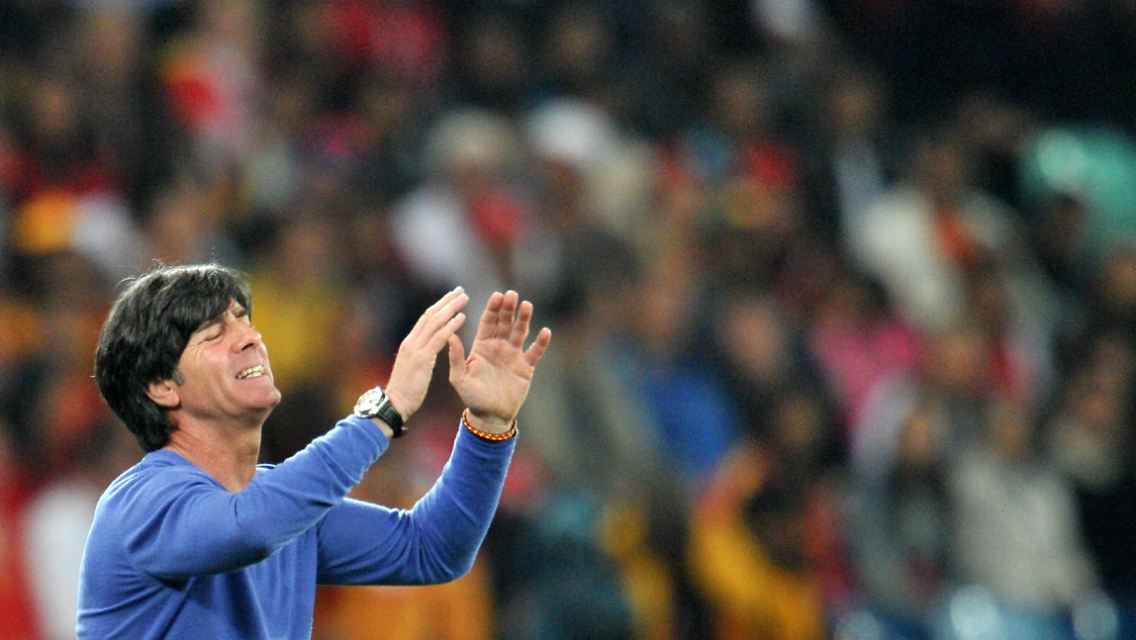 Ausgeschieden, aber stolz: Bundestrainer Joachim Löw hat mit seinem Team die Fußball-Welt begeistert. Daran ändert auch das Halbfinal-Aus gegen Spanien nichts.