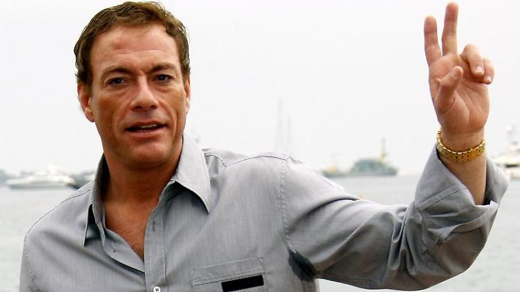 Der belgische Schauspieler Jean-Claude Van Damme - nun mit Ersatzteil.