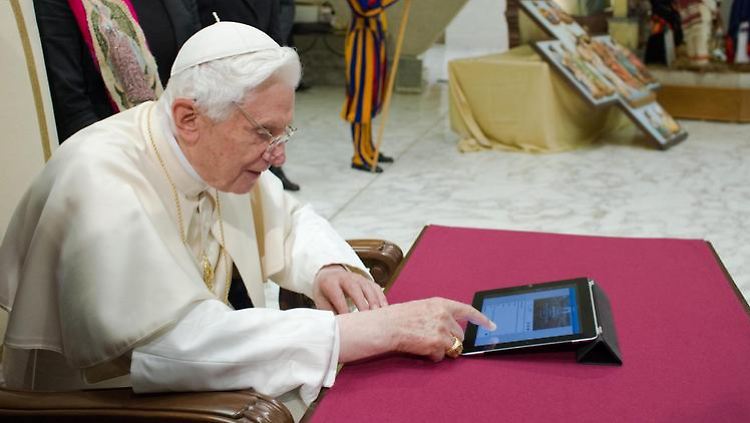 Papst Benedikt XVI. macht sich mit der Technik vertraut.