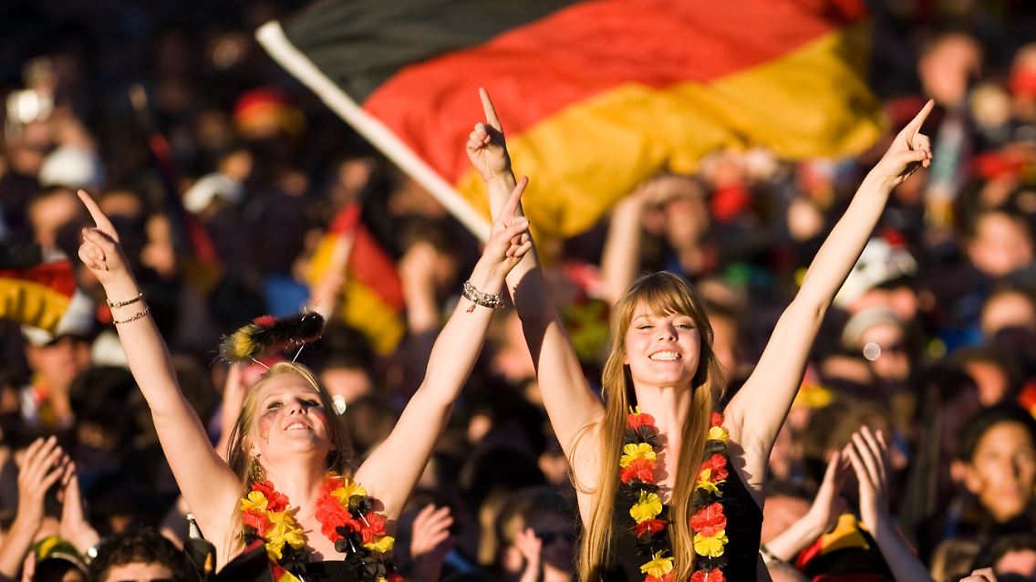 Überall die gleichen Bilder: Vorfreude, Euphorie, Daumendrücken ...