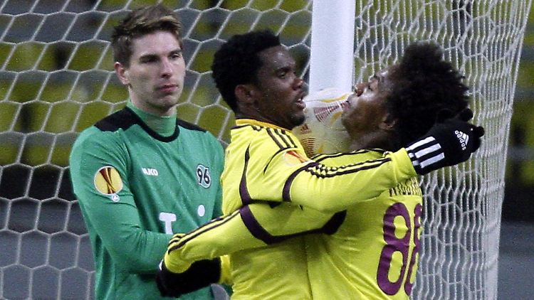 Das war der Ausgleich: Anschis Samuel Eto'o jubelt mit dem Kollegen Willian, Hannovers Torwart Ron-Robert Zieler ist wenig amüsiert.