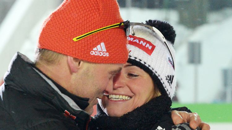 Henkel und Damentrainer Hoenig nach dem WM-Silber für die Thüringerin: Freude pur