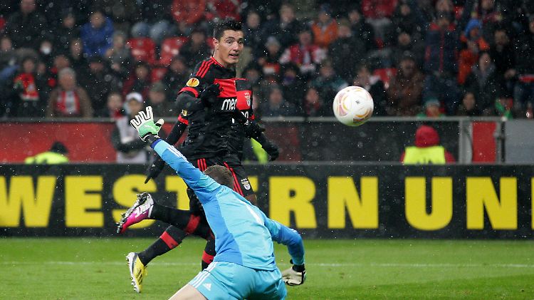 Tor des Abends: Der Paraguayer Óscar Cardozo lässt Leverkusens Torwart Bernd Leno keine Chance.