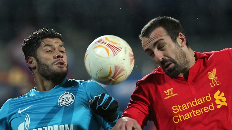 St. Petersburgs Millioneneinkauf Hulk (l.) im Kampf um den Ball gegen Liverpools Enrique: Am Ende siegt St. Petersburg klar.