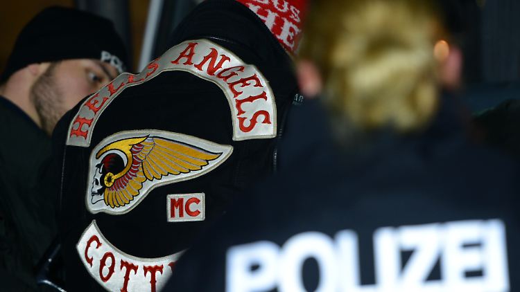 Ein Hells Angel wird festgenommen.