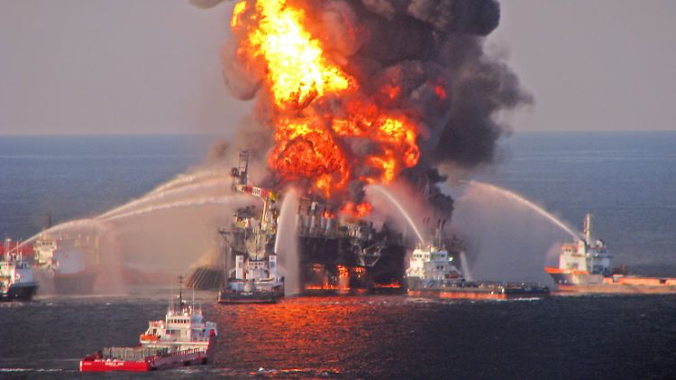 Vor fast drei Jahren: "Deepwater Horizon" brennt.