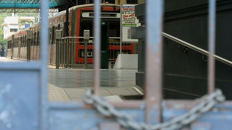 Nichts fährt mehr: Geschlossene U-Bahn-Station in Piräus bei Athen.