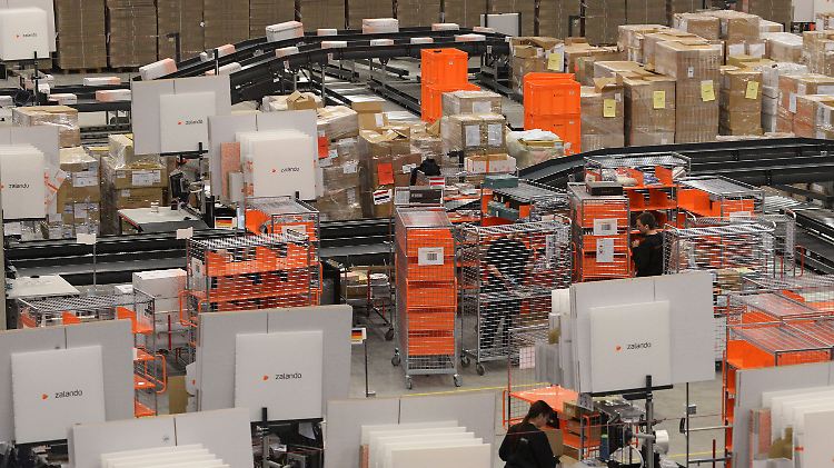 Getümmel im Logistikzentrum: Zalando-Mitarbeiter schicken die bestellte Ware auf die Reise.