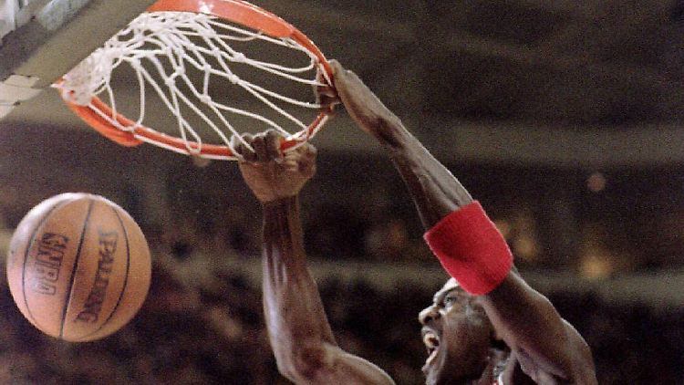 Ein Mann, ein Korb: Michael Jordan beim "Dunk-In".