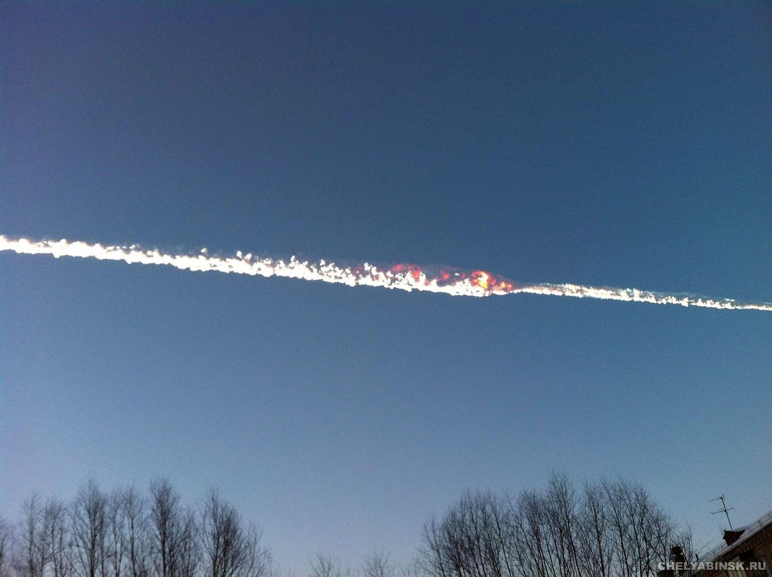 Es ist früh am Morgen, als am Himmel über der russischen Stadt Tscheljabinsk ein dichter Kondensstreifen erscheint.