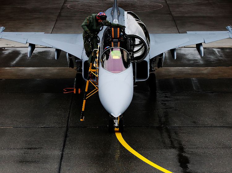 Markante Lufteinlässe und nur ein Triebwerk: Experten können den Gripen von seinen direkten Rivalen Eurofighter und Rafele auf den ersten Blick unterscheiden.