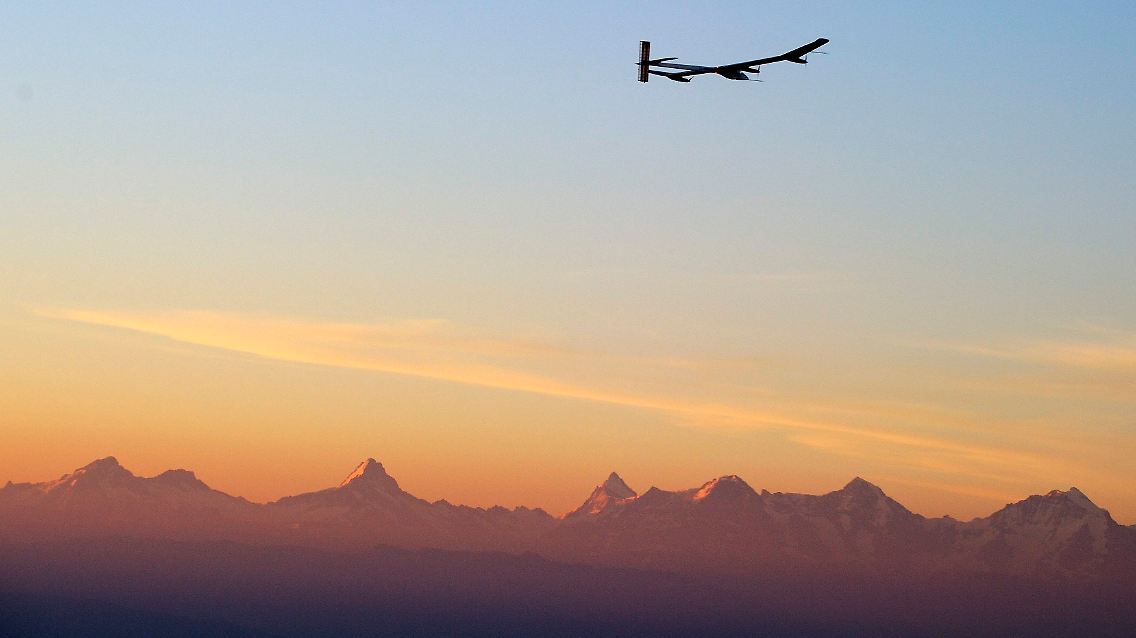 Die "Solar Impulse" in der Morgensonne nahe Payerne, nach überstandener Nacht.