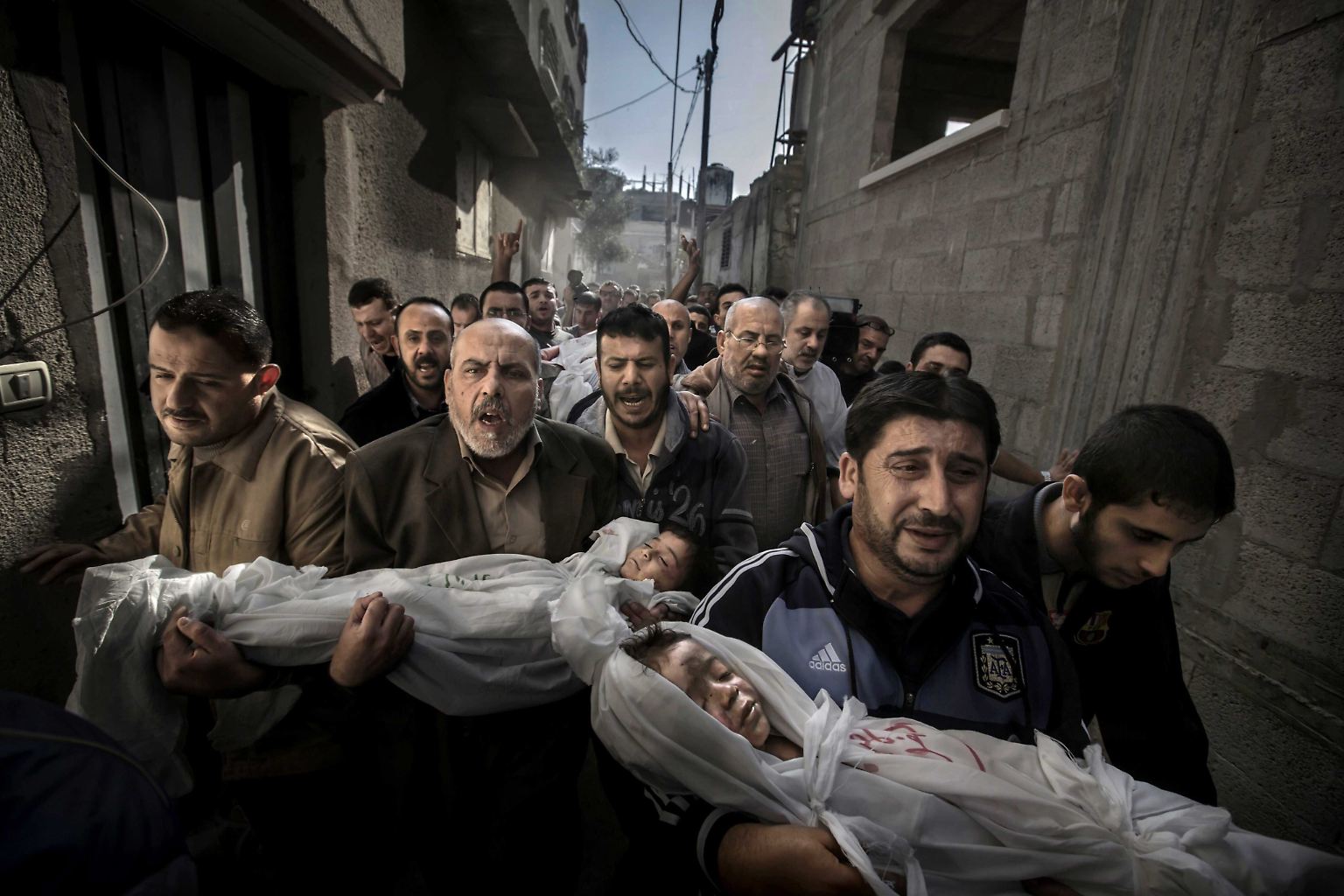 Trauer, Wut, Verzweiflung: Nach einem israelischen Raketenangriff im Gaza-Streifen halten Männer zwei getötete Kinder in den Armen. 