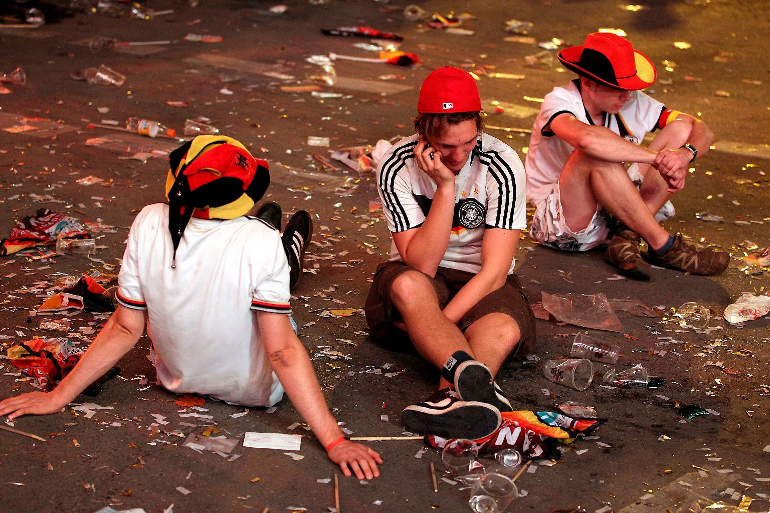Am Boden zerstört sind die deutschen Fußballfans nach der Niederlage im WM-Halbfinale gegen Spanien. 