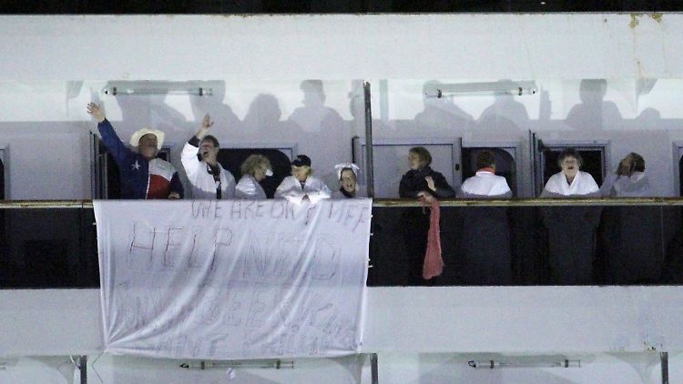 Viele der Passagiere trugen auf Deck den weißen Bademantel, um besser gesehen zu werden.