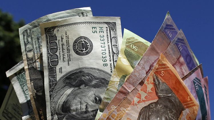 Dollars waren in Venezuela bisher oft nur zu horrenden Schwarzmarktkursen zu bekommen. 