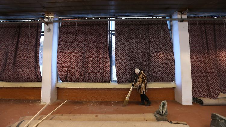 Die Gardinen flattern im Wind. Tausende Glasscheiben zersprangen, als der Meteorit nicht weit von Tscheljabinsk entfernt explodierte.
