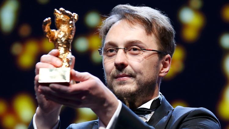 Der stolze Gewinner Calin Peter Netzer präsentiert seinen Preis. 