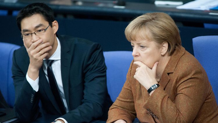 Harmonie sieht anders aus: Seit dem ersten Tag der schwarz-gelben Koalition ist die Stimmung zwischen FDP-Chef Philipp Rösler und Kanzlerin Angela Merkel angespannt.