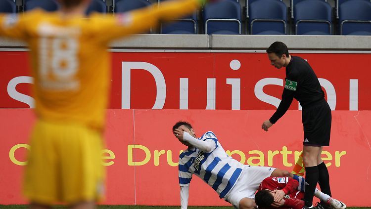 In der 40. Minuten hielten sich FCK-Profi Alexander Baumjohann (r.) und der Duisburger Goran Sukalo das Gesicht. Vom Platz flog nur Sukalo - wegen eines Kopfstoßes.