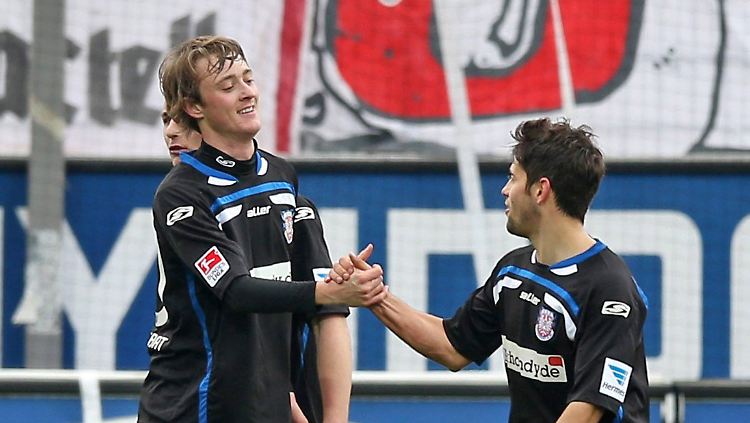 Rasmus Jönsson (l.) macht den FSV Frankfurt mit seinem Siegtor gegen Cottbus zum Aufstiegsaspiranten.