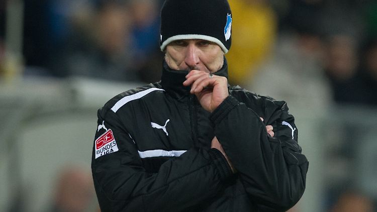 Auch der neue Trainer Marco Kurz kann die eklatanten Abwehrschwächen der Hoffenheimer nicht abstellen.
