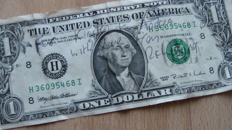 Liebesbekundungen auf einem Ein-Dollar-Schein. 