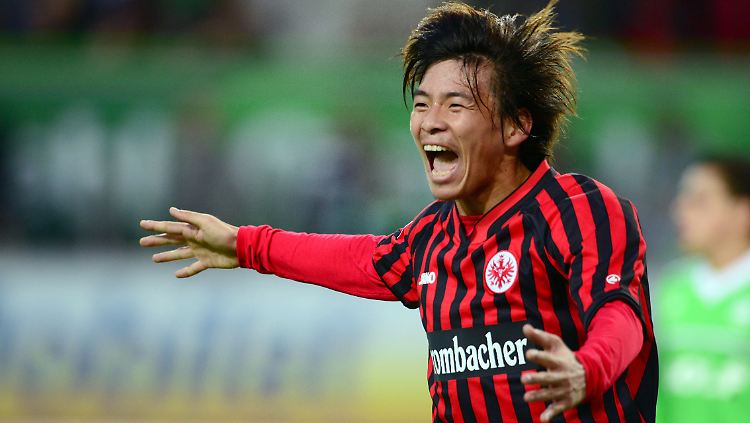 Takashi Inui von Eintracht Frankfurt jubelt über einen Treffer: In seiner Heimat feiern die Anleger einen traumhaften Wochenstart genauso ausgelassen.