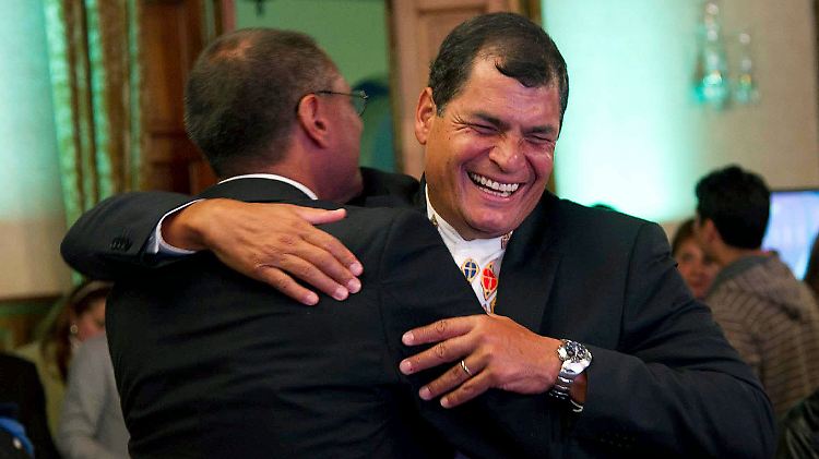 Rafael Correa (r.) freut sich über eine weitere Amtszeit.