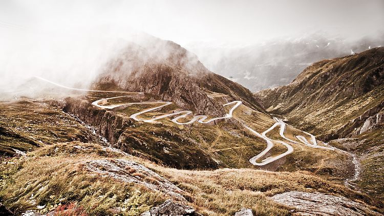 Tremola-St. Gotthard: Kehren und Panorama satt