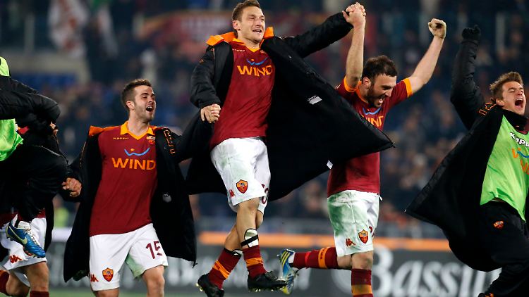 "Totti - was für eine Rakete": Hier feiert Roms Torschütze mit seinen Kollegen.