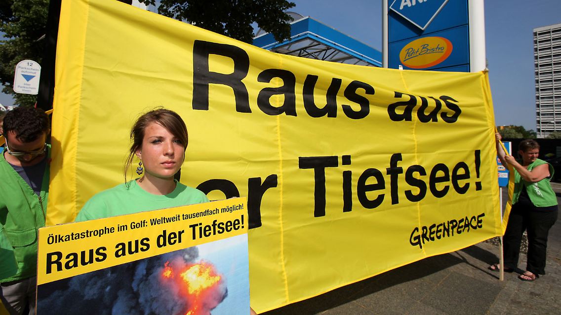 Die Umweltorganisation Greenpeace macht auf die Gefahren durch Ölbohrungen in der Tiefsee aufmerksam.