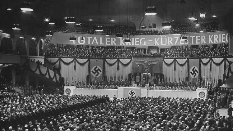 "Totaler Krieg- kürzester Krieg": Im Berliner Sportpalast beschwört Goebbels den Endsieg.