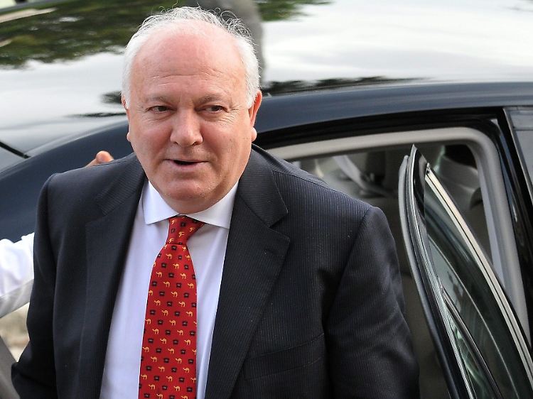 Spaniens Außenminister Miguel Angel Moratinos darf die frohe Botschaft überbringen.