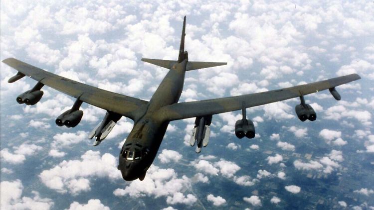 Zwei unbestückte US-Bomber vom Typ B52 sind durch die "Luftverteidigungszone" geflogen.