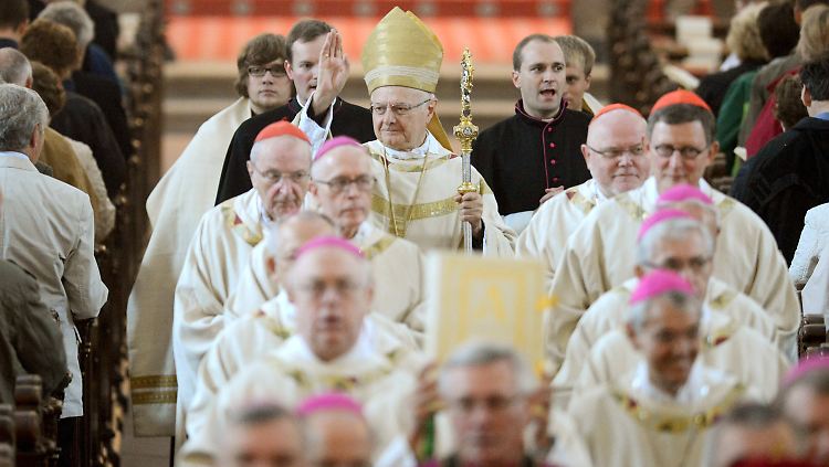 Die Mitglieder der Deutschen Bischofskonferenz beim Einzug in den Dom zu Fulda.