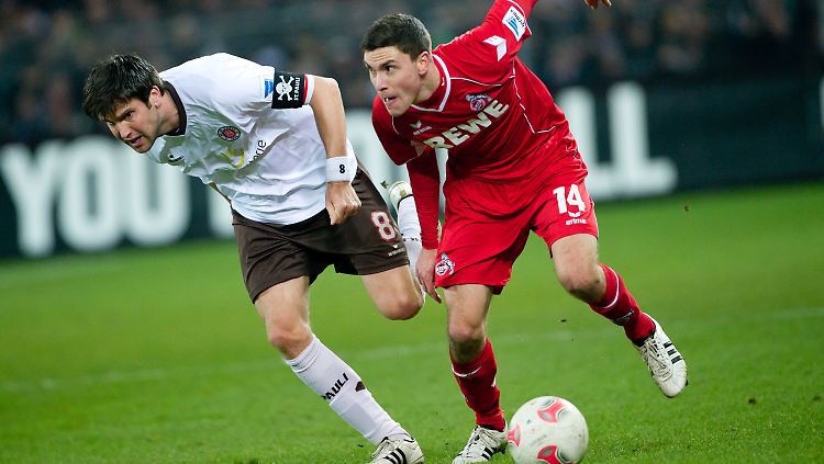 St. Paulis Florian Bruns (l.) und Kölns Jonas Hector kämpfen um den Ball.