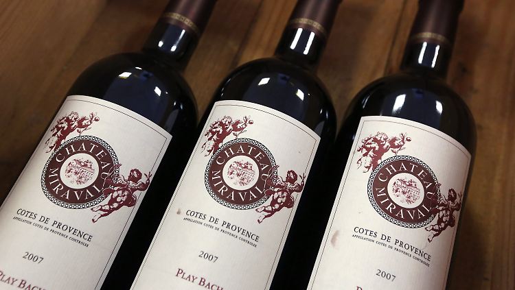 Dieser Rotwein ist noch nicht von Brangelina: einige Flaschen "Chateau Miraval Cotes de Provence" in einem Weingeschäft in Südfrankreich.