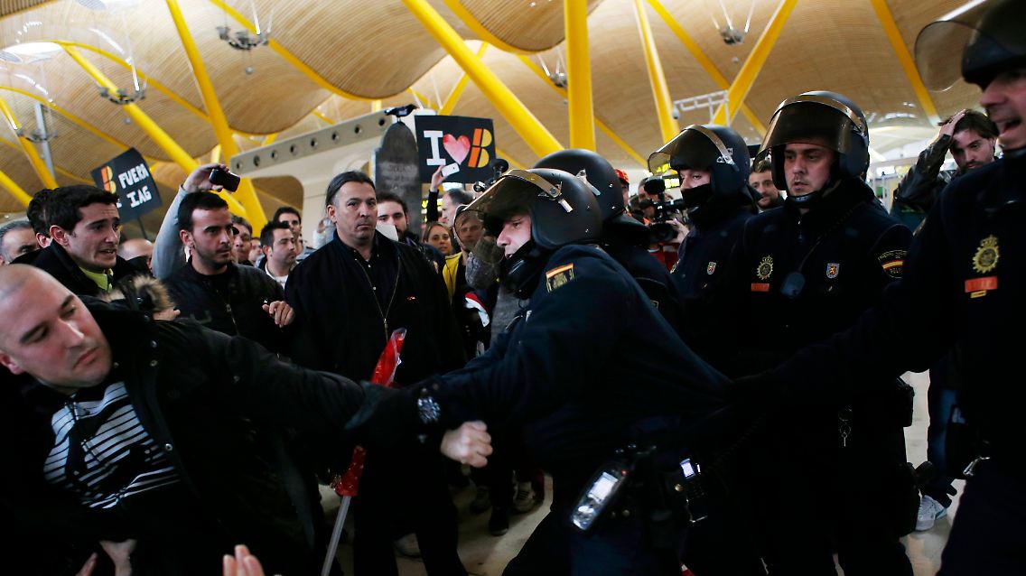 2013-02-18T163249Z_01_SVP107_RTRMDNP_3_IBERIA-STRIKE.JPG7172450493005189948.jpg