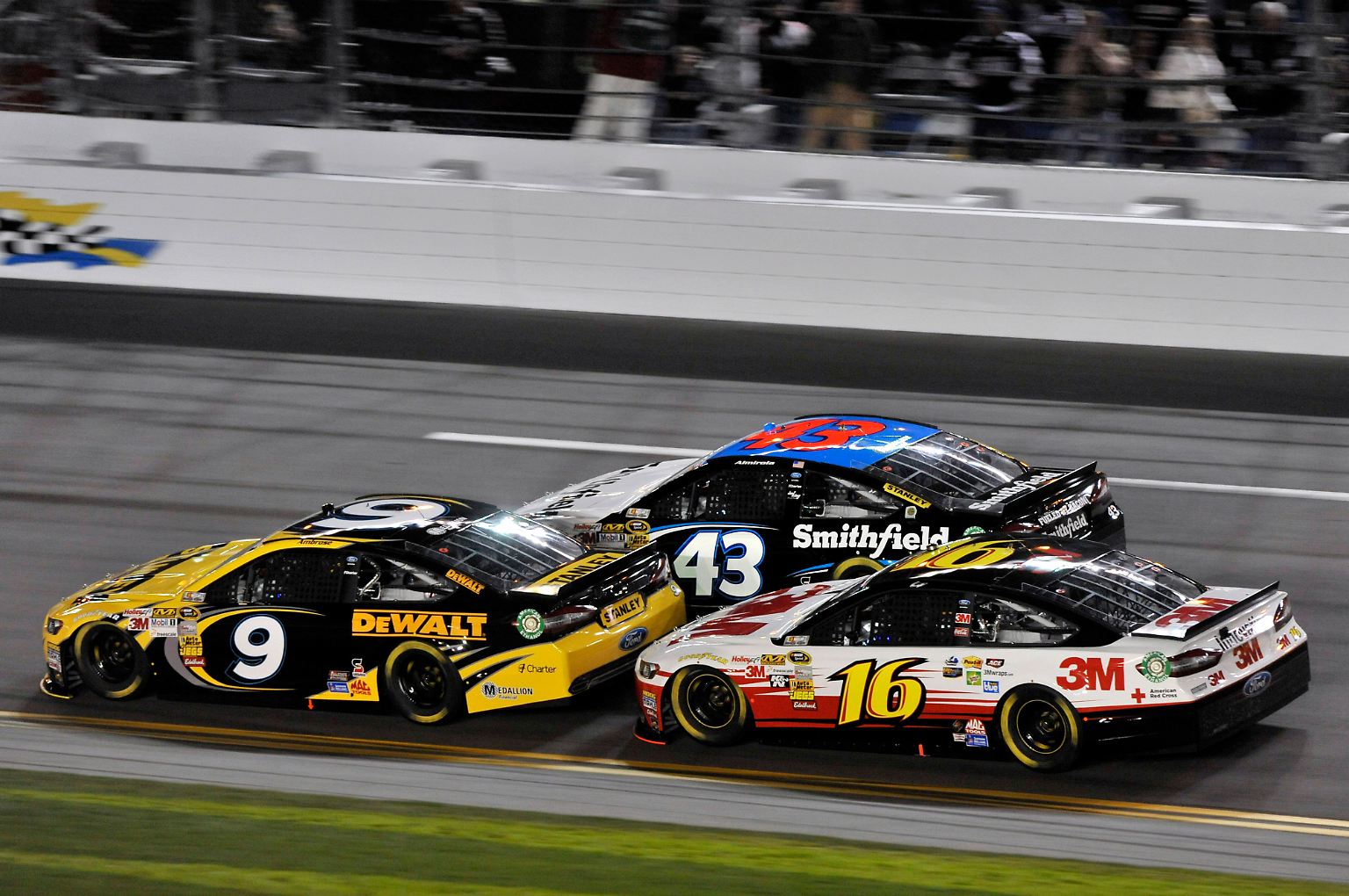 Nascar-Rennen sind extrem schnell. Die heute in den Wagen verbauten V8-Motoren mit 5,7 Liter Hubraum leisten weit über 800 PS. Mittels Luftmengenbegrenzer werden sie aber bei Rennen in dem Hochgeschwindigkeits-Oval auf etwa 450 PS gedrosselt. 