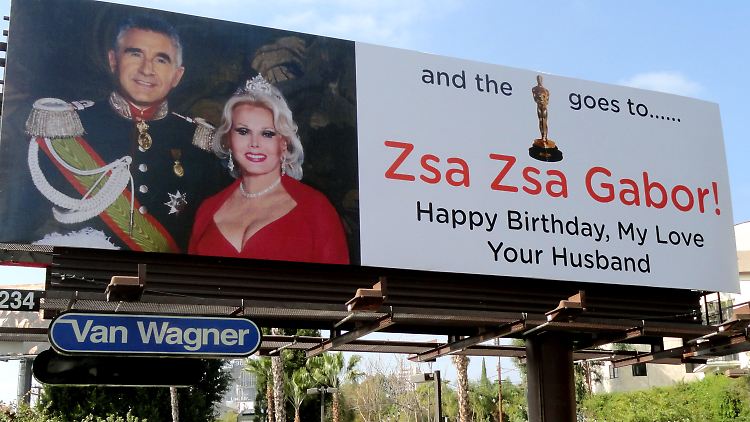 Zsa Zsa Gabor wird kaum an dieser Plakatwand vorbeifahren.
