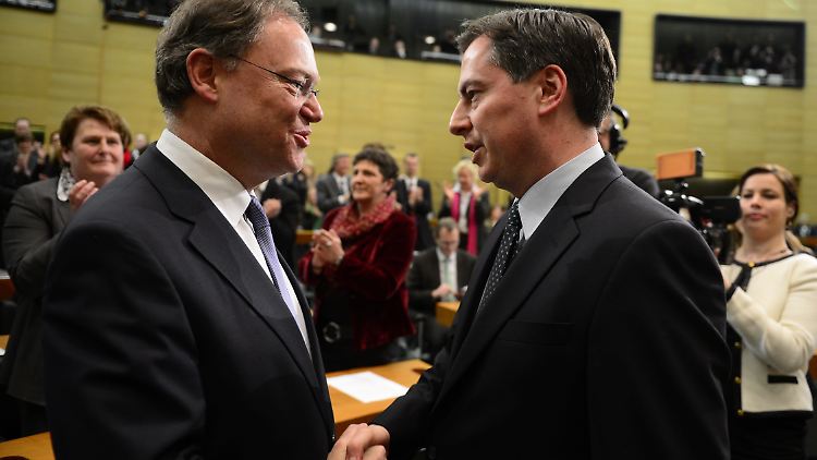 Der Neue und der Alte: David McAllister gratuliert Stephan Weil nach überstandener Abstimmung.