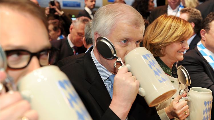 Vielleicht hat Dobrindt (l.) zu tief in den Krug geschaut und die Besucher doppelt gesehen?