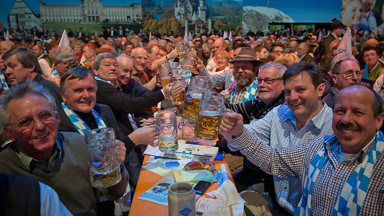 Das Gedränge hält sich in Grenzen: Gute Laune unter den maximal 4100 Gästen der CSU.