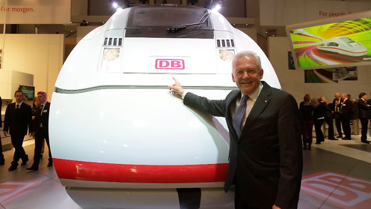 Ein glücklicher Bahn-Chef: Rüdiger Grube deutet auf der "Innotrans" auf ein Modell der neuen ICX-Züge: Bahn-Chef (Archivbild).