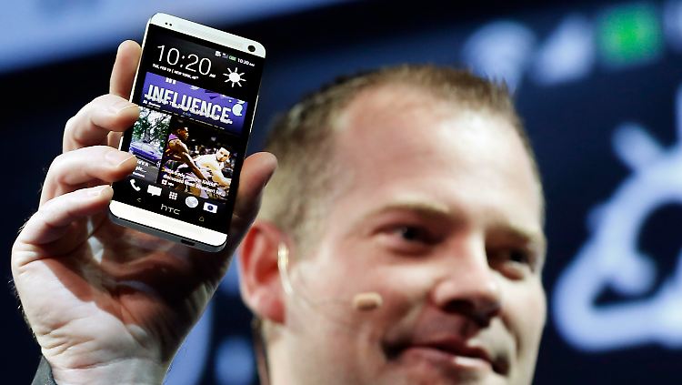 Die obligatorische Steve-Jobs-Geste: Jason Mackenzie zeigt das neue HTC One.