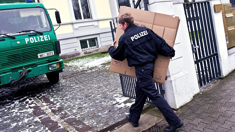 Kartonweise Beweismittel: Ein Polizei holt vor einer Frankfurter Villa Nachschub für die Kollegen.